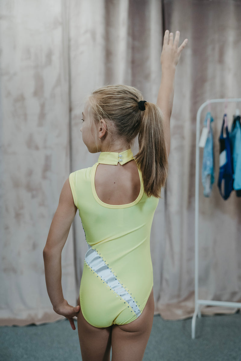 Body gimnastica fete galben cu detalii albe si argintii