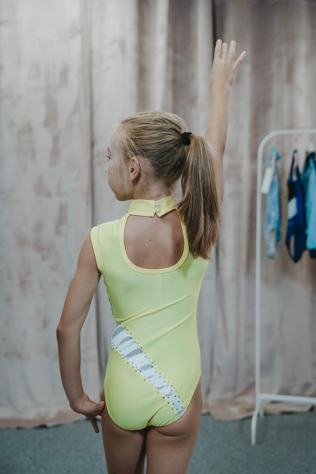 Body gimnastica fete galben cu detalii albe si argintii